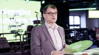  Juha Sipilä puhuu keskustan risteilyllä.