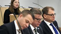 Kansanedustaja Li Andersson puhui eduskunnan täysistunnossa Helsingissä 8. helmikuuta 2017.  Etualalla valtiovarainministeri Petteri Orpo, ulkoministeri Timo Soini ja pääministeri Juha Sipilä.