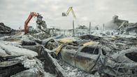 Pahasti palaneiden sekä romuttuneiden autojen päälle on jäänyt palanutta rakennusjätteitä, lasia ja jäänpalasia.