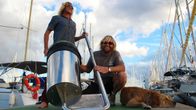 Australialaiset Peter Ceglinski ja Andrew Turton esittelevät kehittelemäänsä kelluvaa meriroskista, joka kerää muun muassa muovijätettä merestä. Helsinkiin tuleva meriroskis on isompi ja vähän erinäköinen.