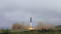 Hwasong-10 -ohjus laukaistaan Pohjois-Koreassa.