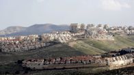 Israelin siirtokunnan valkoisia kerrostaloja kukkulalla lähellä Jerusalemia