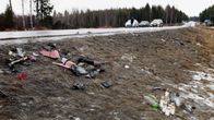 Kynttilöitä ja romua valtatie 12:n varrella Sastamalan ja Nokian rajalla sunnuntaina. Kaksi 17-vuotiasta nuorta menehtyi mopoauton ja pakettiauton kolarissa lauantaina.