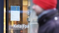 Ilmoitus Kelan toimiston ovessa Kampissa.