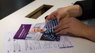 ihminen selailee toimeentulotukihakemuksen ohjeita