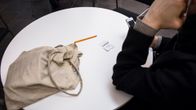 Pöydällä asiakkaan edessä Kelan vuoronumero-lappu