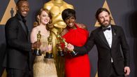 Parhaan miessivuosan Oscarin voittanut Mahershala Ali (vas.), parhaan naispääosan Oscarilla palkittu Emma Stone, parhaan naissivuosan Oscarin voittanut Viola Davis ja parhaan miespääosan Oscarin saanut Casey Affleck.