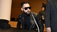 Salakatselusta syytetty tv-juontaja Axl Smith Helsingin käräjäoikeudessa 18. tammikuuta.