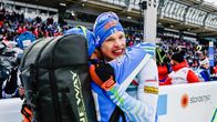 Iivo Niskanen halaa joukkuetoveriaan voitettuaan 15 kilometrin perinteisen hiihtotavan maailmanmestaruuden Lahdessa.
