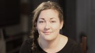 Emma Koivisto katsoo kameraan ja hymyilee.