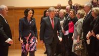 Sauli Niinistö ja Jenni Haukio saapuvat konserttiin.