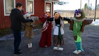 Anu Hakamäki tutkailee taidepelättejä