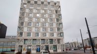 Jätkäsaaressa sijaitsee Hekan omistama pitsitalo, jonka yläkerrosten asunnoissa on havaittu kosteusongelmia.