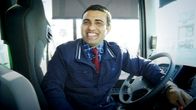 Iranilaissyntyinen Aram Razai viihtyy työssään linja-autonkuljettajana.