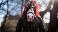 Alisa Aarniomäki. Keppariharrastajat. Keppihevoset. Verna-keppihevonen. Hobbyhorse Revolution.