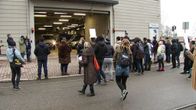 Ihmisiä Pasilan poliisitalon edustalla. 