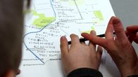 Lapset suunnittelevat tunnettujen jalkapalloilijoiden jalanjälkien reittiä Kuopiossa