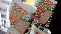 Presidentti Donald Trumpin määräämä ilmaisku Syyriaan oli pääuutinen ympäri maailman. Japanilaista sanomalehteä Nikkan Gendaita myytiin Tokion rautatieasemalla perjantaina 7. huhtikuuta 2017. 
