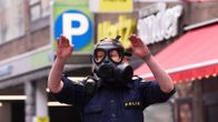 Poliisit vartioivat tavaratalon lähialuetta 7. huhtikuuta Tukholmassa.