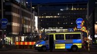 Poliisit ovat estäneet pääsyn Åhlensin tavaratalolle Tukholman keskustassa 7. huhtikuuta.
