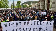 "Miksi pelkäätte koulutusta?", mielenosoittajat kysyvät Budapestissä 9. huhtikuuta 2017.