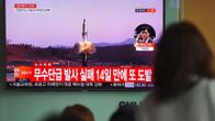 Ihmiset seurasivat Pohjois-Korean tekemää ohjuskoetta televisiosta Soulissa 5. huhtikuuta. 