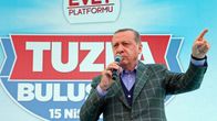 Presidentti Recep Tayyip Erdoğan puhuu kannattajilleen Istanbulissa 15.4.2017.