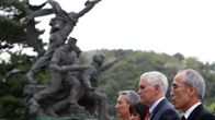 Yhdysvaltain varapresidentti Mike Pence saapui valtiovierailulle Etelä-Koreaan sunnuntaina 16. huhtikuuta. Vierellään hänellä on vaimonsa Karen ja Etelä-Korean johtajia.