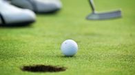 golf pallo ja reikä