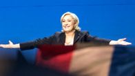 Le Pen kädet sivuilleen levitettynä.