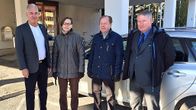 Neljä luottamushenkilöä odottaa kaupunginjohtaja Aki Viitasaarta Akaan kaupungintalon edessä