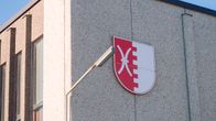 Akaan kaupungintalo, vaakuna ulkoseinässä