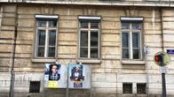 Emmanuel Macronin ja Marine Le Penin vaalimainokset koulun edustalla Lyonissa.