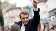 Emmanuel Macron peukalo pystyssä.