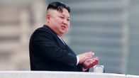 Pohjois-Korean johtaja Kim Jong-un seurasi sotilasparaatia Pjongjangissa huhtikuussa 2017