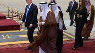 Donald Trump ja Saudi-Arabian kuningas Salman bin Abdulaziz al-Saud lentokentällä Riyadhissa 20. toukokuuta.