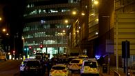 Kuvassa poliisiautoja manchester Arenan edustalla.