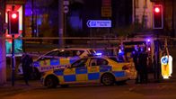Poliiseja Manchester Arenan edustalla.