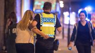 poliisi taluttaa naista