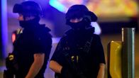 Poliiseja partioimassa räjähdyksen jälkeen Manchester Arenan lähellä tiistaina.