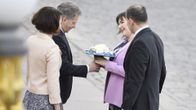 Islannin ja Suomen presidenttiparit juhlaseremoniassa presidentinlinnan edustalla.