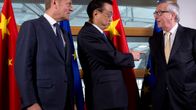 Donald Tusk, Li Keqiang ja Jean-Claude Juncker puhuvat. Taustalla näkyvät Kiinan ja EU:n liput.