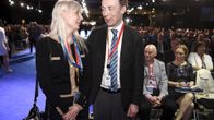 Perussuomalaisten ensimmäiseksi varapuheenjohtajaksi valittu kansanedustaja Laura Huhtasaari ja perussuomalaisten uudeksi puheenjohtajaksi valittu europarlamentaarikko Jussi Halla-aho (oik.) perussuomalaisten puoluekokouksessa Jyväskylässä 10. kesäkuuta