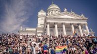 Ihmisiä istuu Tuomiokirkon portailla.