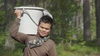 Uthai kantaa sangollista mustikoita metsässä.