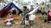 Bangladeshiin paenneita rohingya-muslimeita väliaikaisessa telttamajoituksessa.