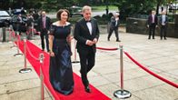 Presidentti Sauli Niinistö ja rouva Jenni Haukio saapumassa Washingtonin Suomen suurlähetystöön Suomi 100 -gaalaan.