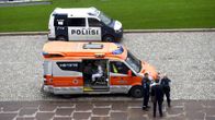 Poliiseja ja ambulanssi eduskunnan edustalla Helsingissä perjantaina.