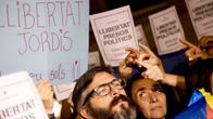 Mielenosoittajat vaativat Sanchezin ja Cuixartin vapauttamista Barcelonassa.