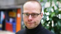 Ikkkuna-kolumnisti kirjailija Roope Lipasti.